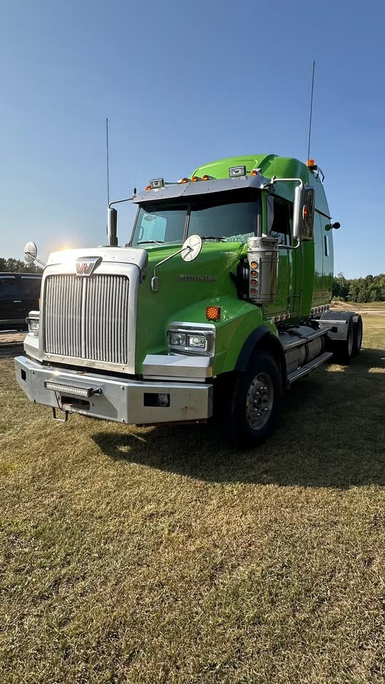 Used 2021 Western Star 4900 T/A Sleeper heavy fronts. automatic trans