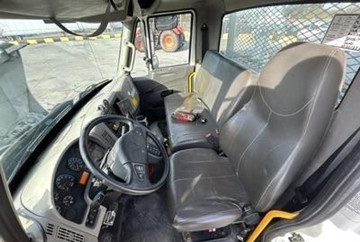 Used 2015 International 4300SBA 4x2 hi-rail service truck