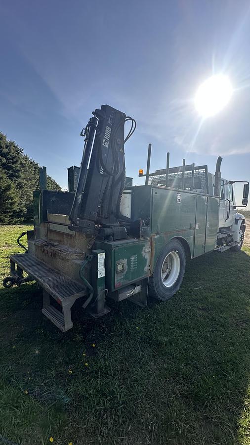 Used International DuraStar 4300 service truck w/crane