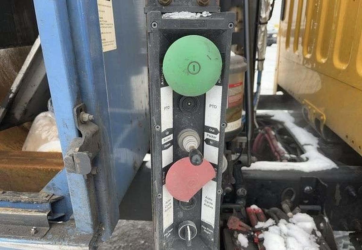 Used 2018 Freightliner M2 106 T/A Refuse Truck