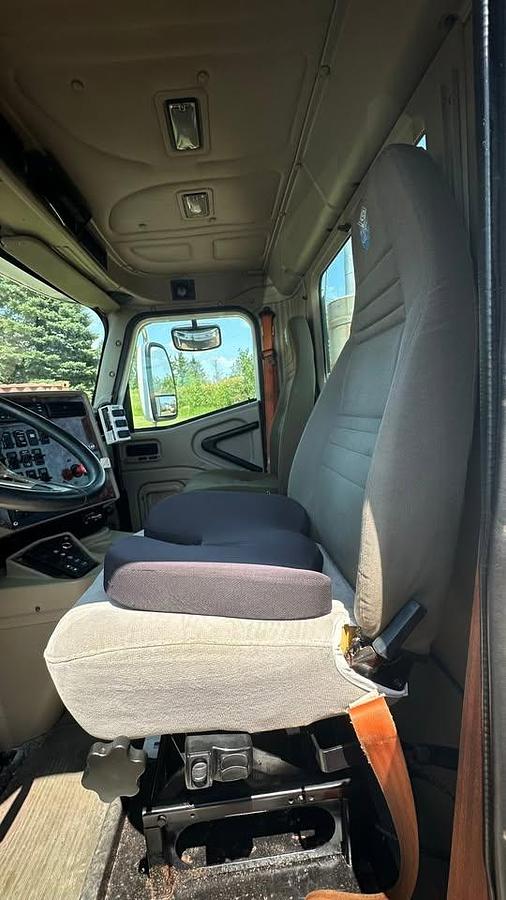 Used International 9200i SBA 4x2 cab and chassis