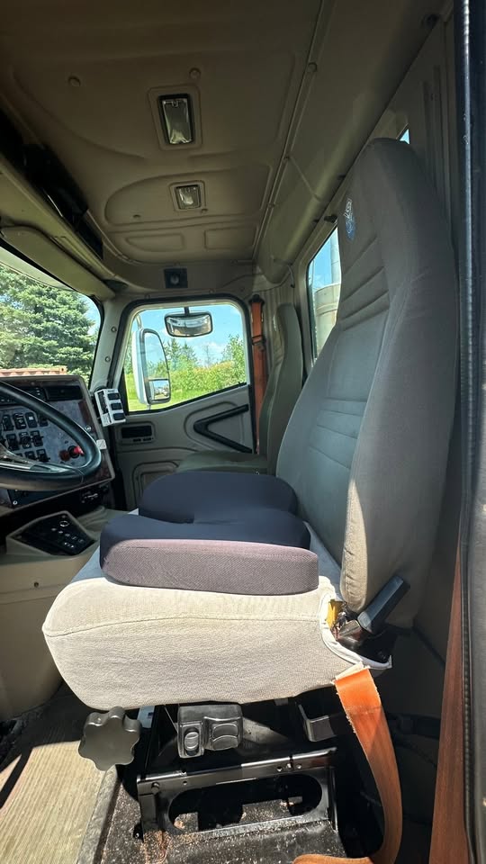 Used International 9200i SBA 4x2 cab and chassis