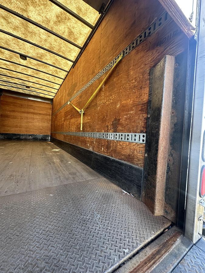 Used 2012 International 26ft box truck with aluminum hydraulic lift gate