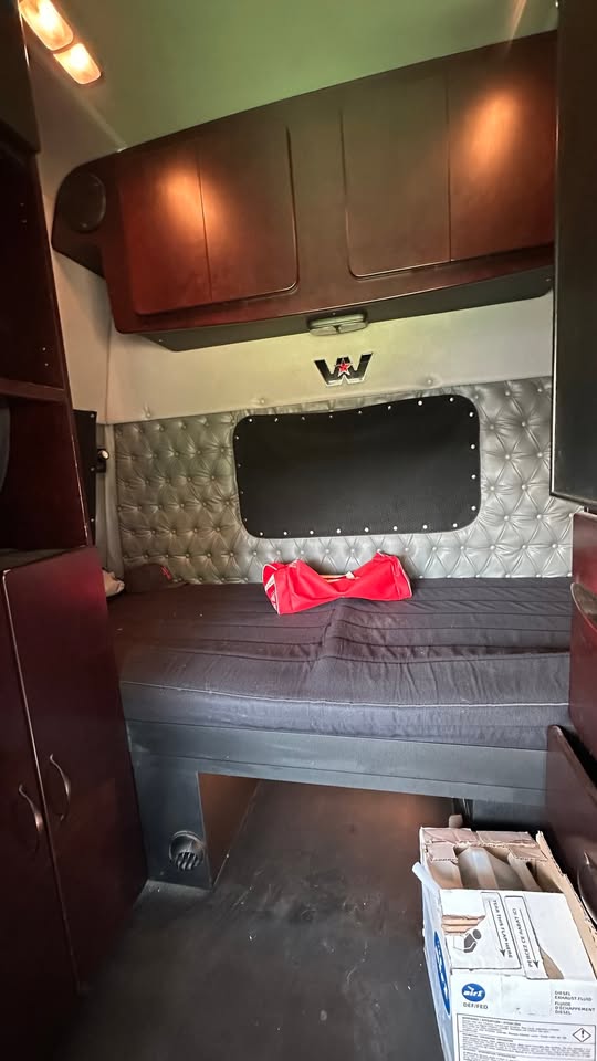 Used 2021 Western Star 4900 T/A Sleeper heavy fronts. automatic trans