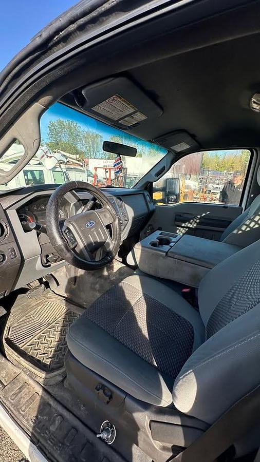 Used 2011 Ford f550 powerstroke hydraulic tailgate