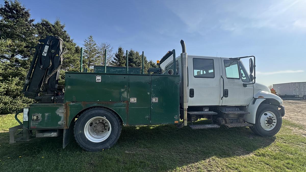 Used International DuraStar 4300 service truck w/crane