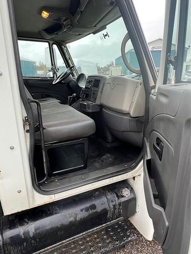 Used 2010 International 4300 Series 16 foot, hydraulic brakes, auto,