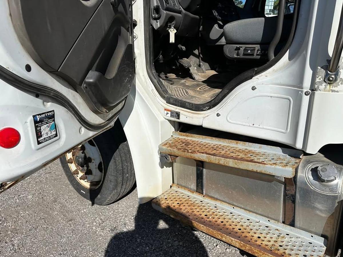 Used 2015 FREIGHTLINER M2 106 106 medium duty hook lift