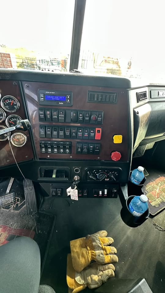 Used 2021 Western Star 4900 T/A Sleeper heavy fronts. automatic trans