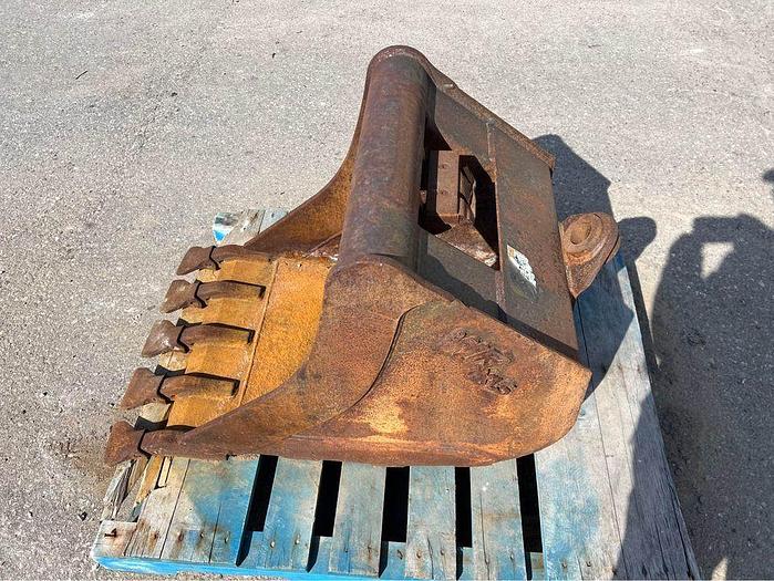 Used 2014 24 INCH CASE BACKHOE BUCKET model hd1 tooth 23 hxf