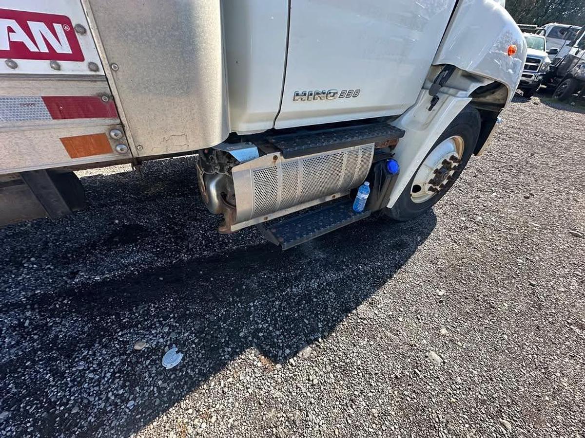 Used 2018 Hino 338 26ft box hydraulic tailgate