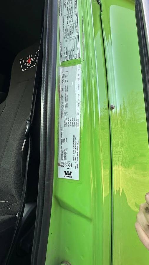 Used 2021 Western Star 4900 T/A Sleeper heavy fronts. automatic trans