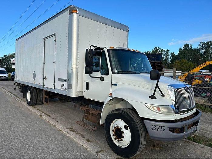 Used 2013 International 4300 straight truc 26’ curb entry, air brakes