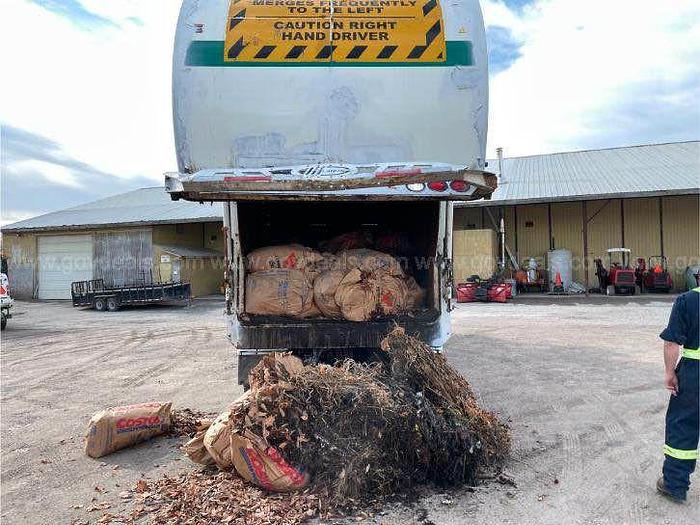 Used 2009 International 7400 - Garbage truck labrie garbage compactor