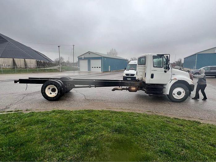 Used 2012 International 4700 Series auto, air brakes, low kms