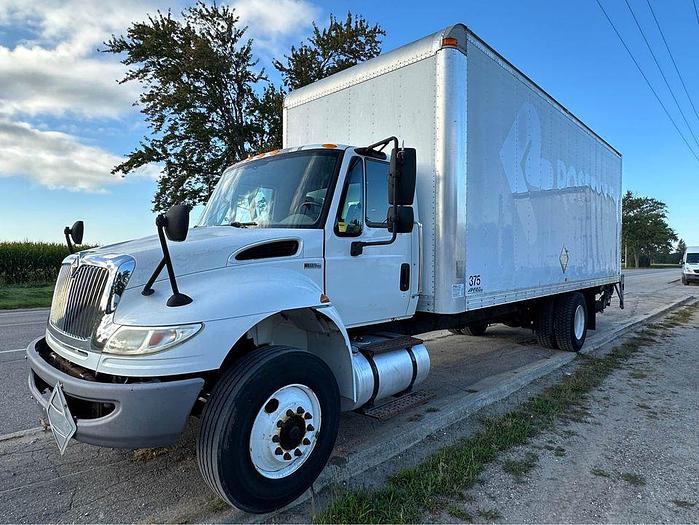 Used 2013 International 4300 straight truc 26’ curb entry, air brakes