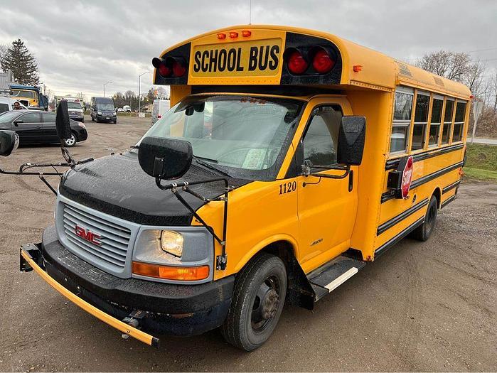 Used 2011 GMC 4500 SINGLE WHEEL MINI BUS v8 gas 218,000 kms