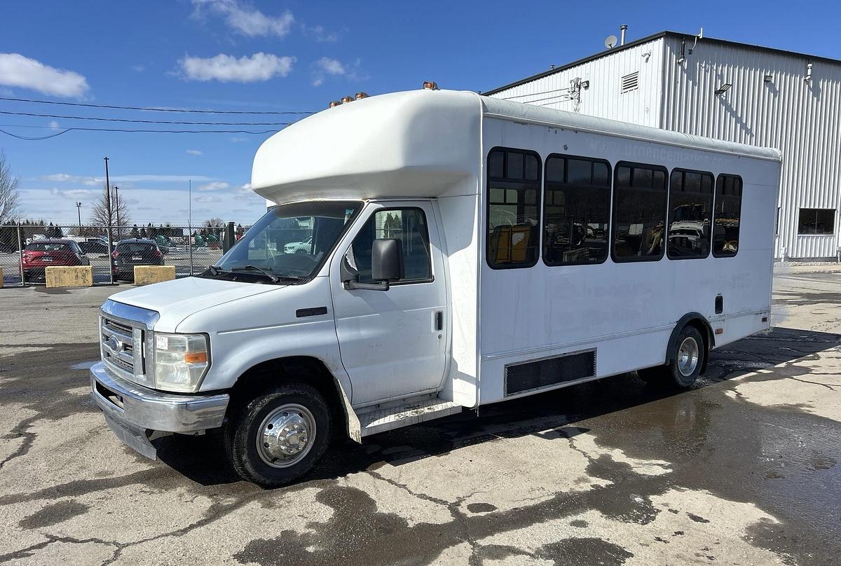 Used 2011 Ford E-450 4x2 18-seat bus