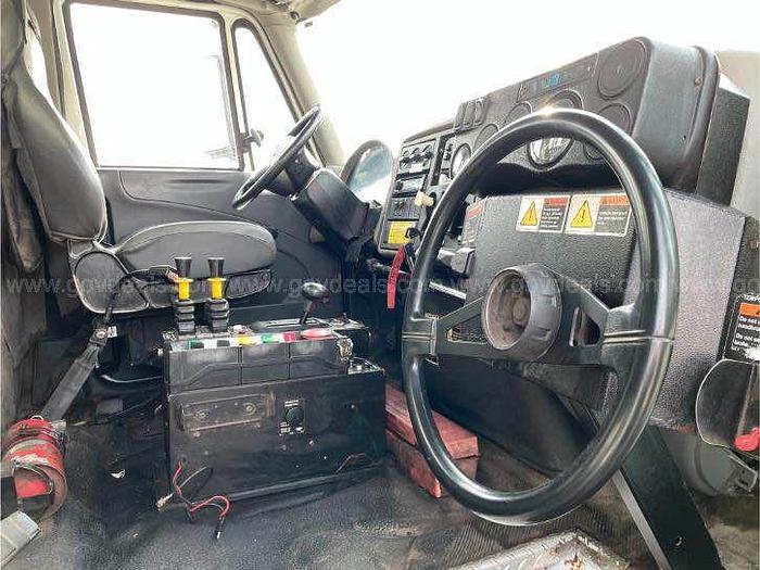 Used 2009 International 7400 - Garbage truck labrie garbage compactor