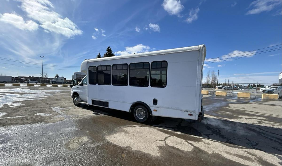 Used 2011 Ford E-450 4x2 18-seat bus