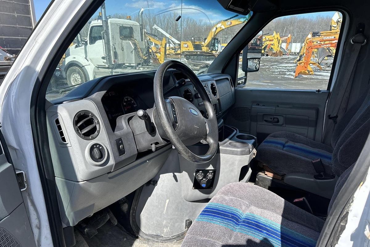 Used 2011 Ford E-450 4x2 18-seat bus