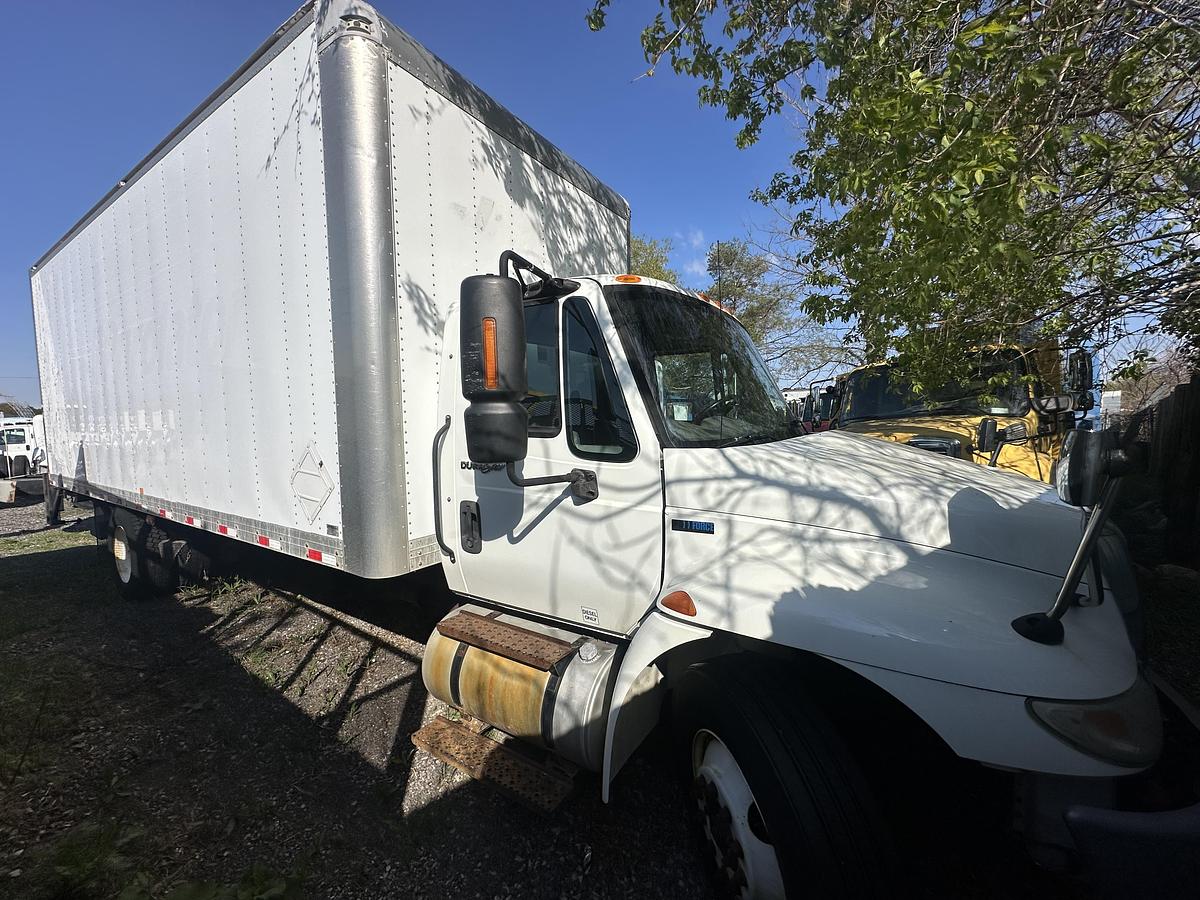 Used 2012 International 26ft box truck with aluminum hydraulic lift gate