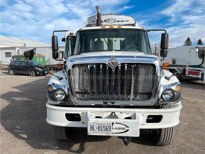 Used 2009 International 7400 - Garbage truck labrie garbage compactor