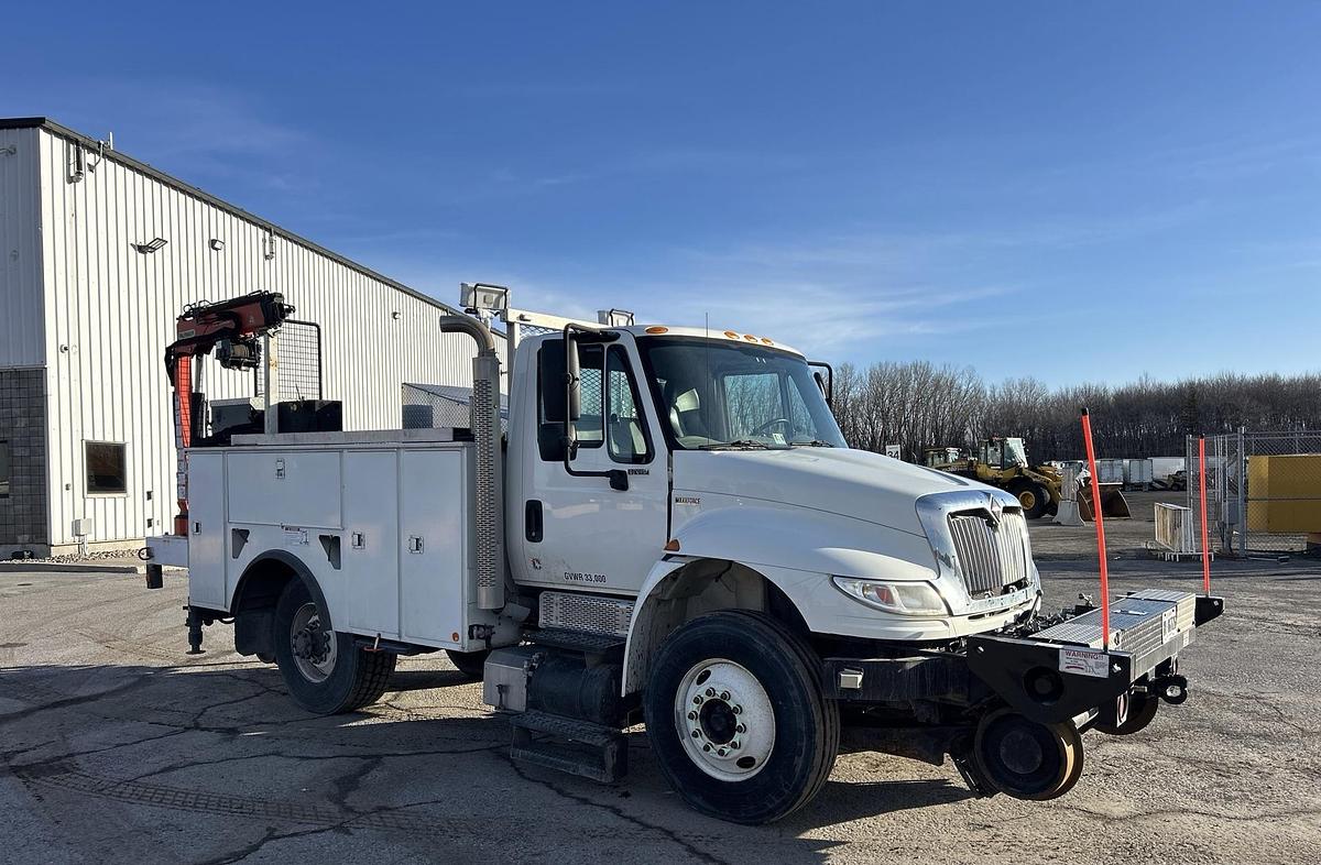 Used 2015 International 4300SBA 4x2 hi-rail service truck