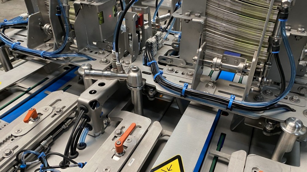 Used Fully automatic twin lane Jasa sleever, brand new