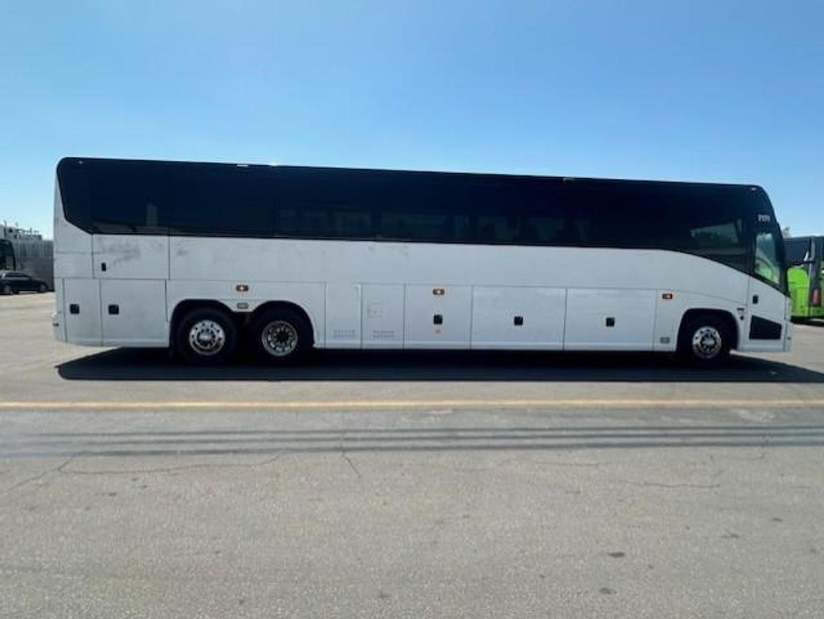 Used 2018 MCI J4500 ADA