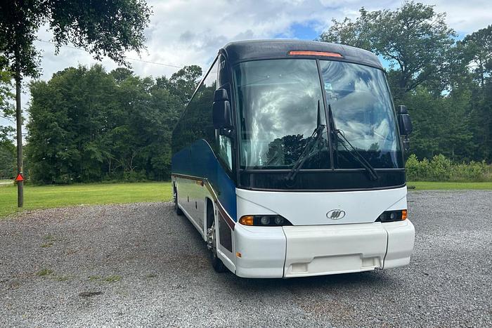 Used 2009 MCI J4500