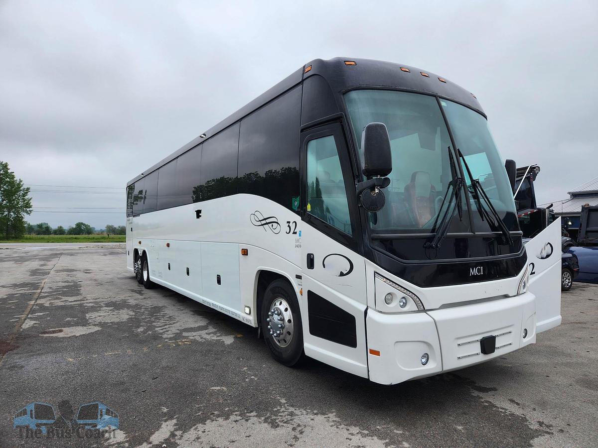 Used 2019 MCI J4500 ADA