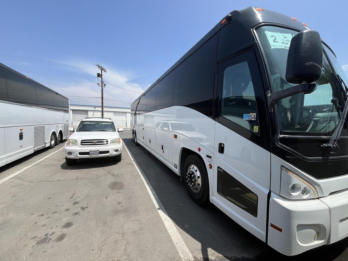 Used 2019 MCI J4500 ADA