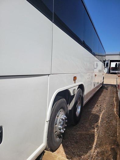 Used 2014 MCI J4500 ADA