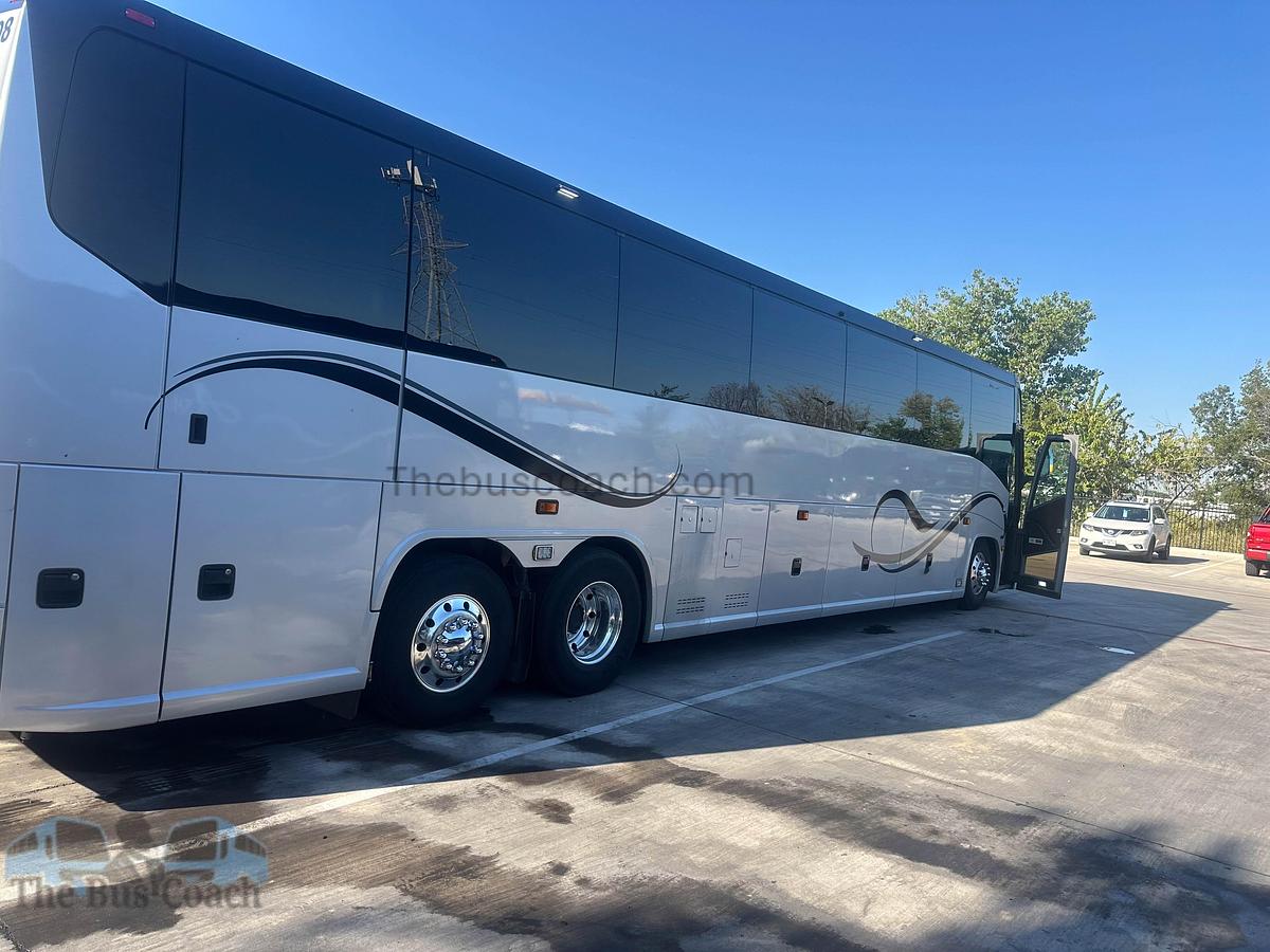 Used 2019 MCI J4500