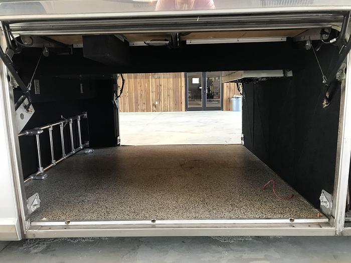 Used 2006 MCI E4500 Conv