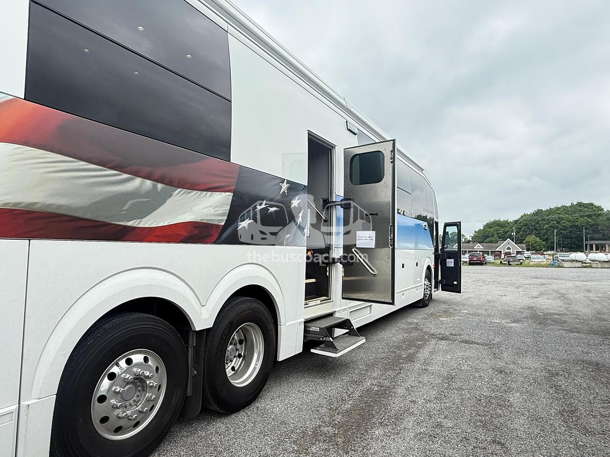Used PREVOST H3-45 Command Center