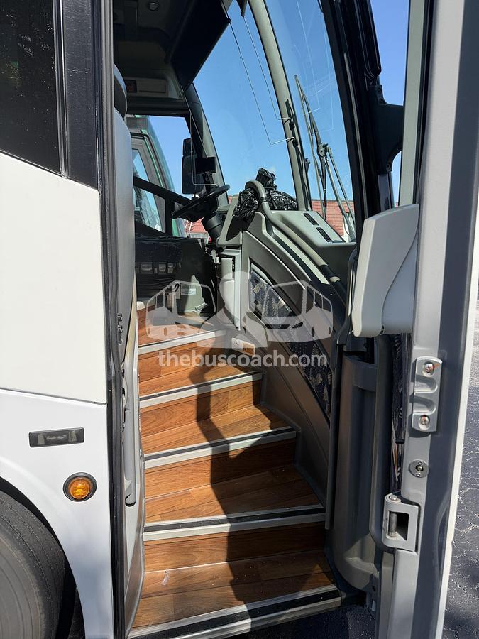 Used 2015 MCI J4500