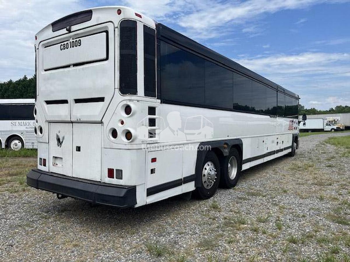 Used 2010 MCI D4500