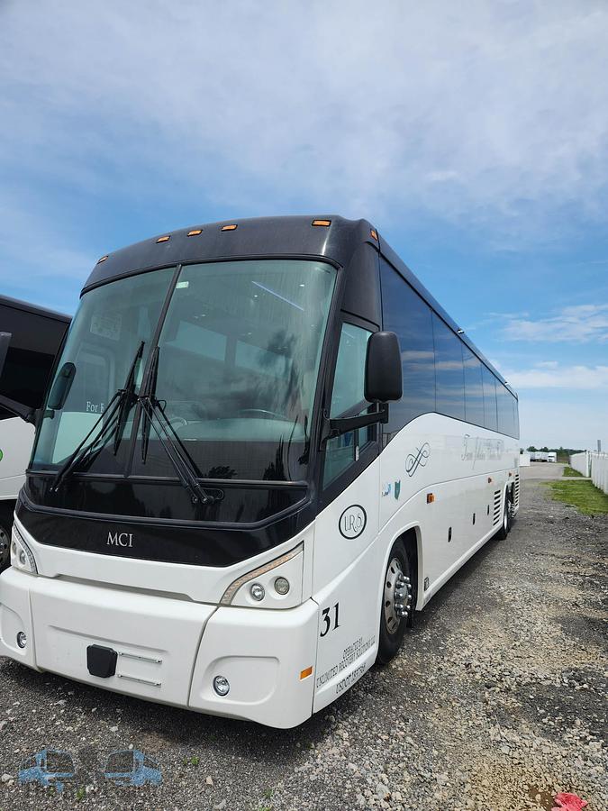 Used 2018 MCI J4500 ADA