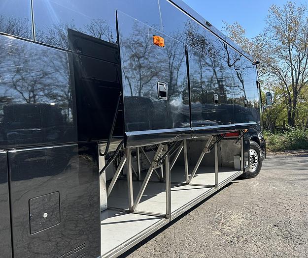 Used 2020 MCI J4500