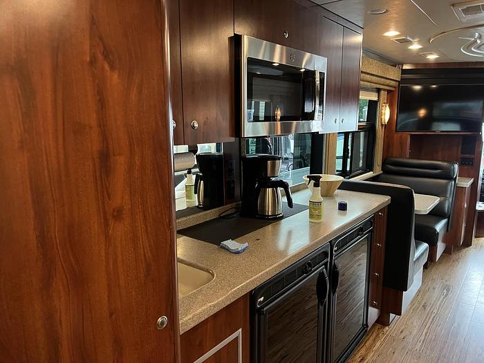 Used 2005 PREVOST XL2 Entertainer