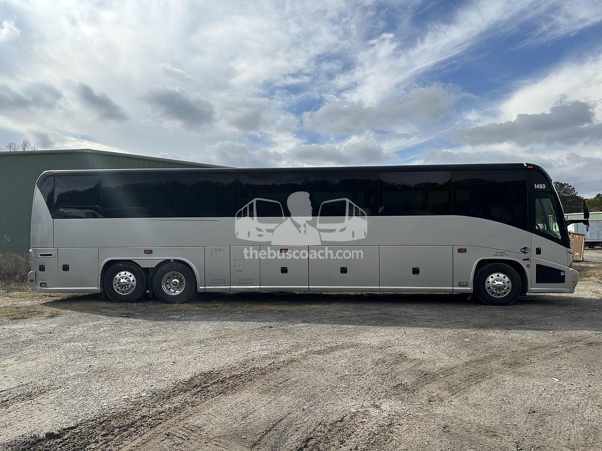 Used 2009 MCI J4500