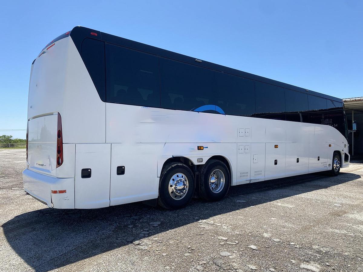 Used 2017 MCI J4500