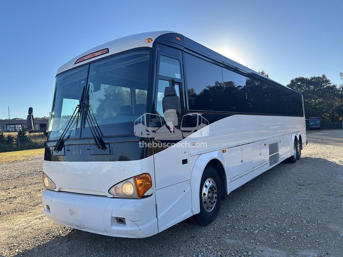 Used 2008 MCI D4505