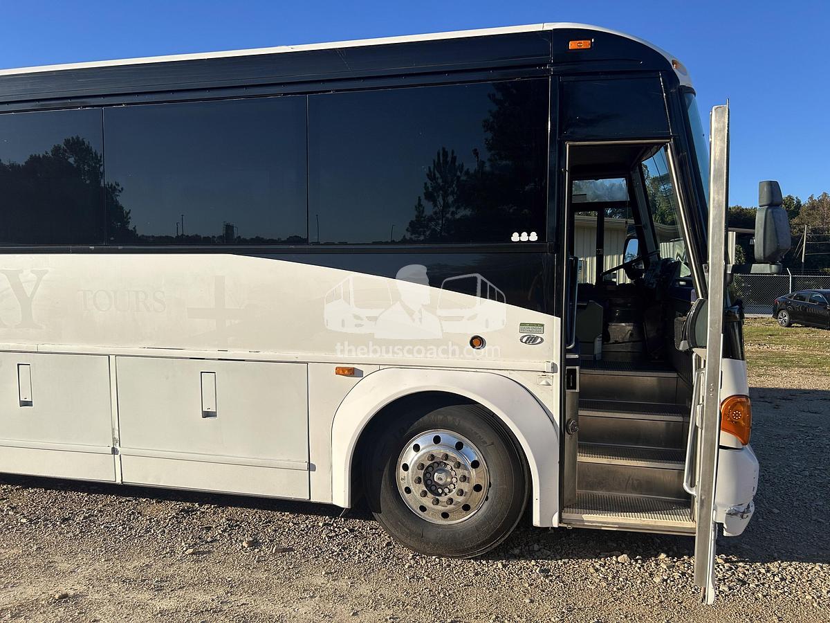 Used 2008 MCI D4505