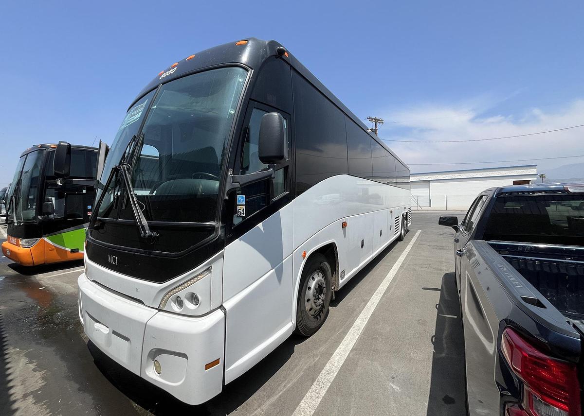 Used 2019 MCI J4500 ADA