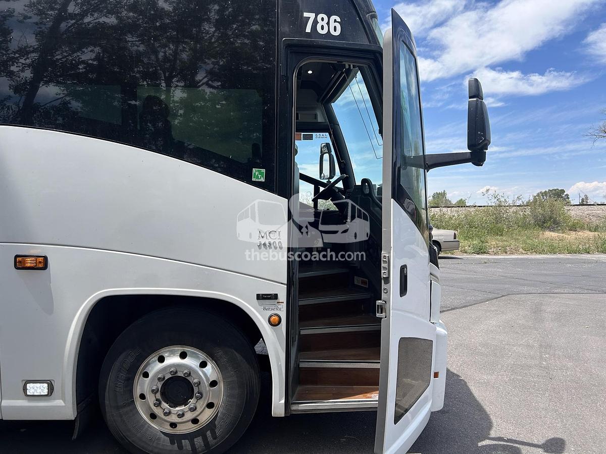 Used 2016 MCI J4500