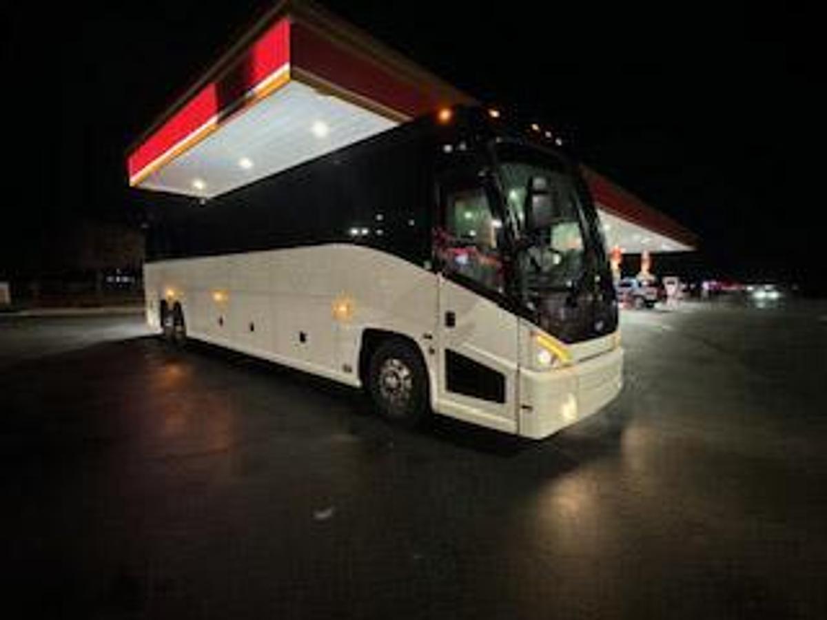 Used 2015 MCI J4500 ADA