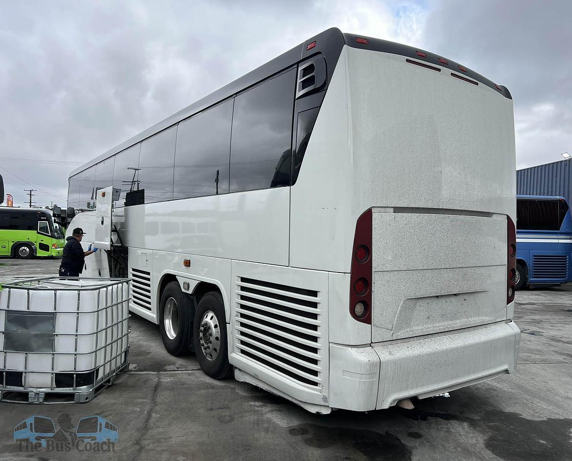 Used 2014 MCI J4500 ADA
